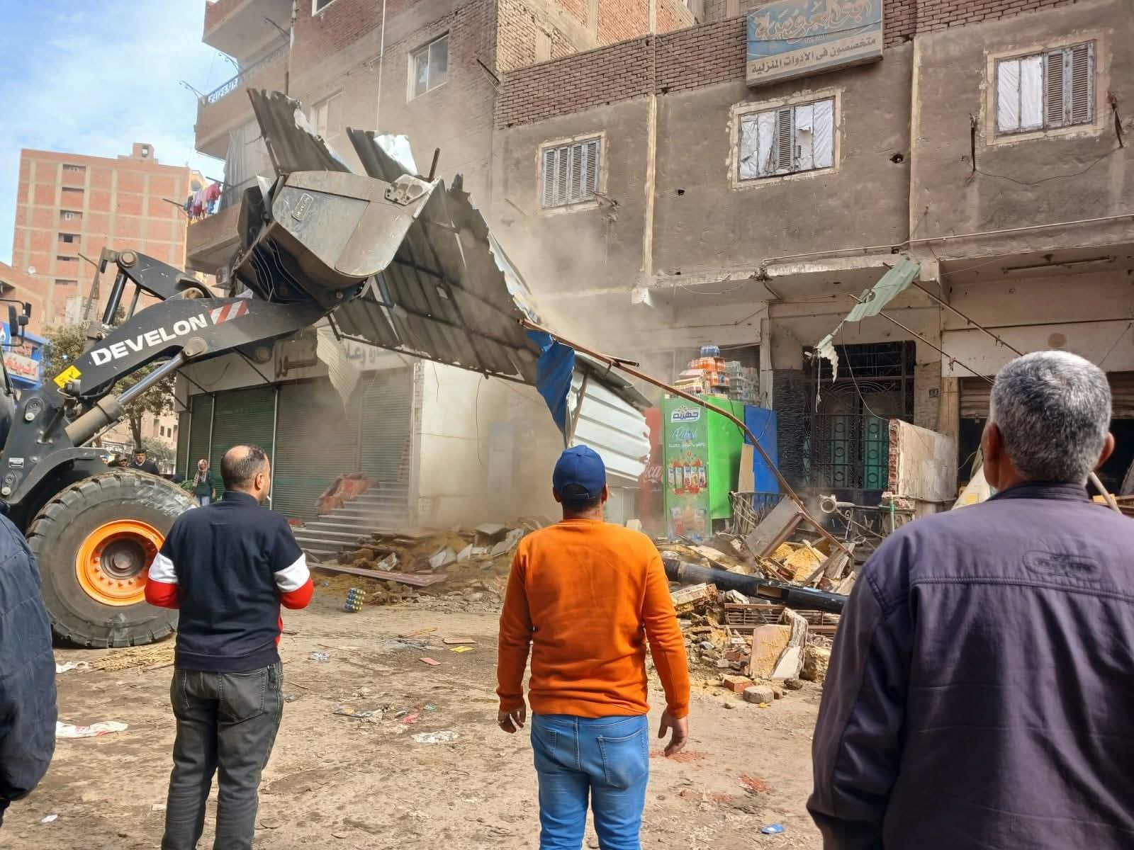 محافظ القليوبية يتابع حملات تحسين مستوى النظافة العامة ورفع الإشغالات بحي غرب شبرا الخيمة