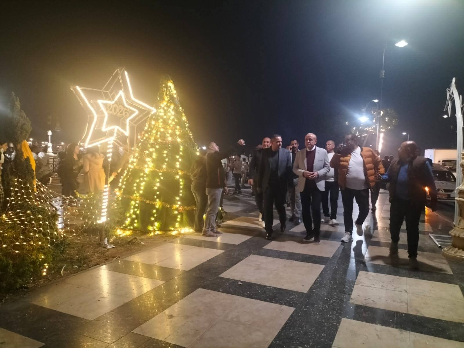 محافظ الأقصر في جولة تفقدية ليلية بكورنيش النيل لمتابعة النظافة والحالة الأمنية والمرورية