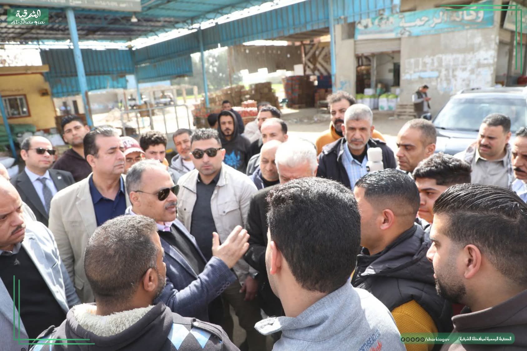 محافظ الشرقية يتفقد قرية الصالحية القديمة بمركز فاقوس ويلتقي بالمواطنين للوقوف على احتياجاتهم والاستماع الي مطالبهم 