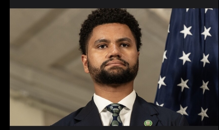 رجل يهاجم نائبا أمريكيا ويهدده بالترحيل