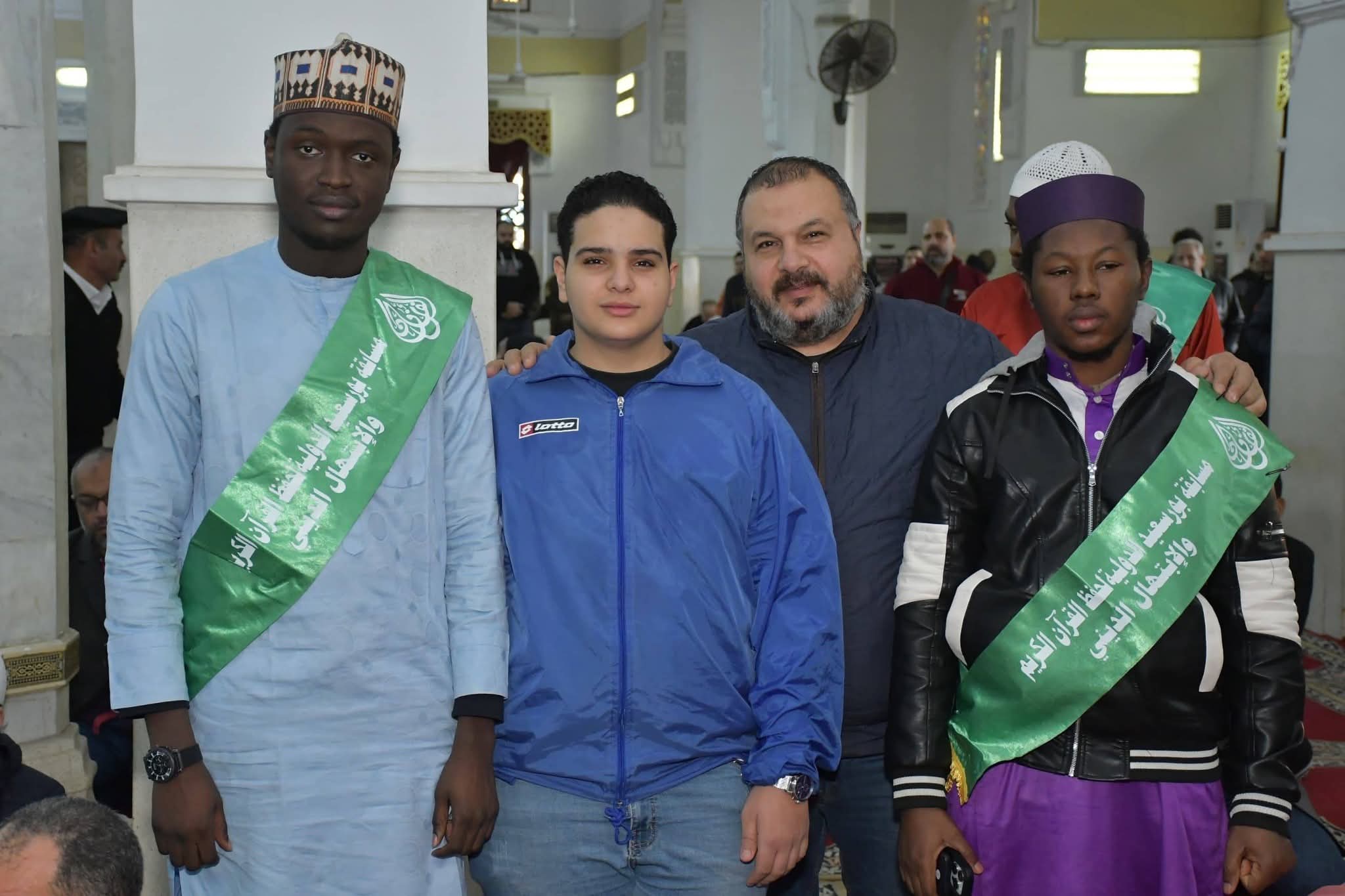 ممثلون لـ 30 دولة متسابقو بورسعيد الدولية يؤدون صلاة الجمعة بمسجد السلام وينشدون بساحة المسجد