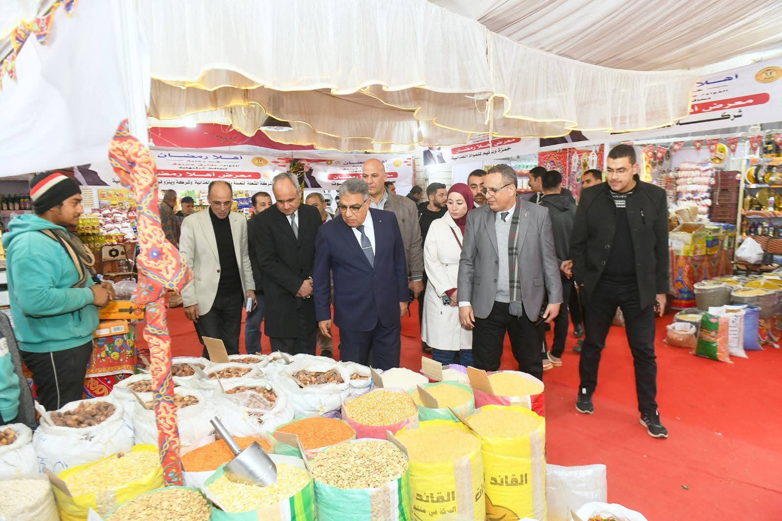 محافظ الدقهلية يتفقد معرض أهلا رمضان بمقر الغرفة التجارية بالمنصورة