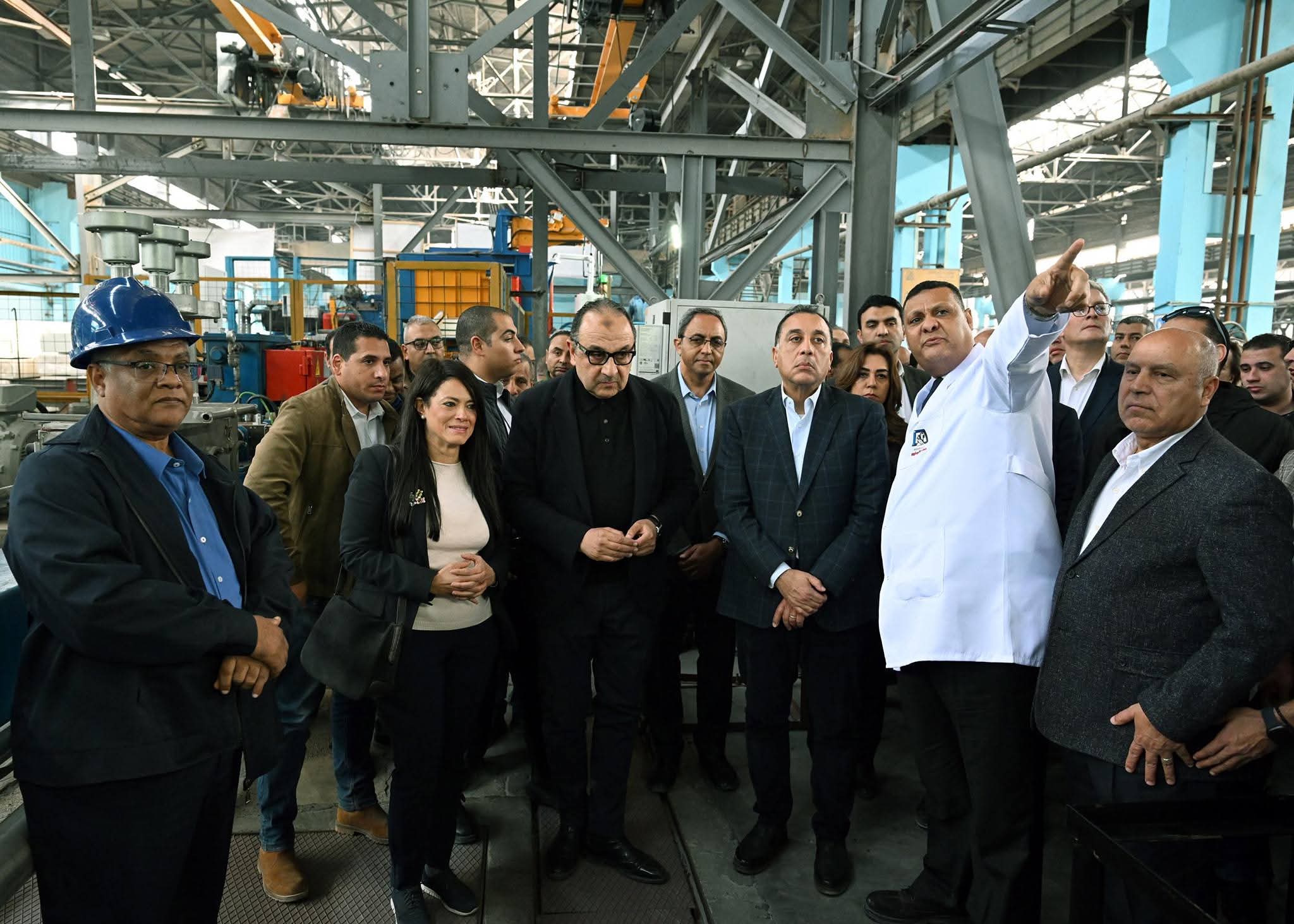 رئيس الوزراء يتفقد خط الإنتاج الجديد لـ "السلك" بشركة مصر للألومنيوم بطاقة 60 ألف طن سنويًا