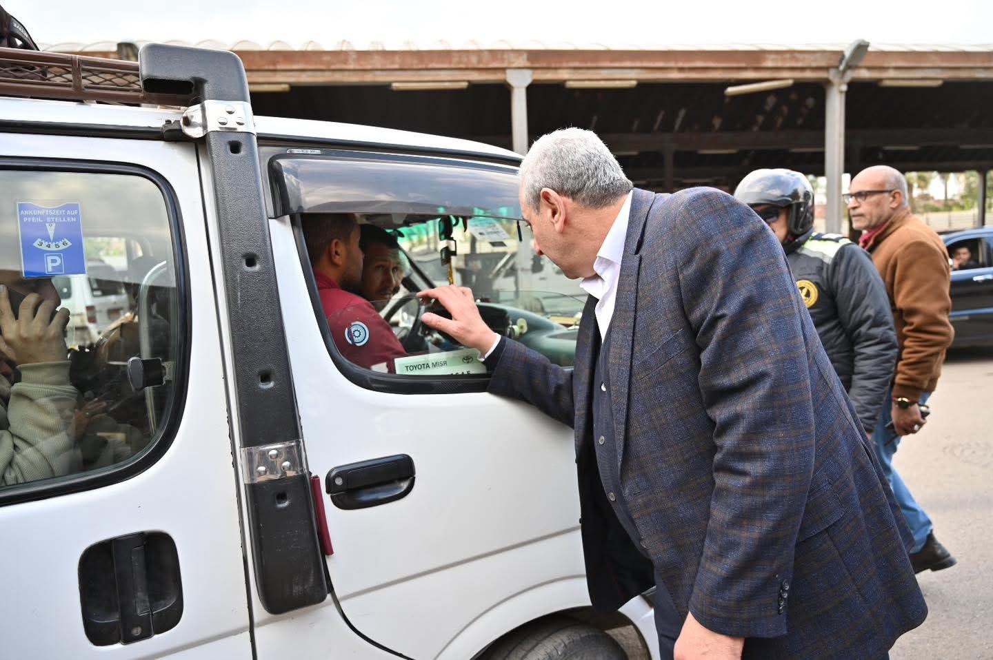 محافظ الغربية يقف حتى ركوب آخر راكب بمواقف طنطا