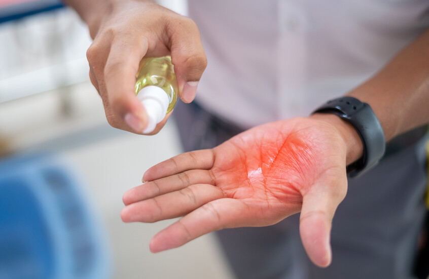 علماء يطورون رذاذا ثوريا يغلق الجروح في جزء من الثانية قد ينقذ آلاف الأرواح من النزيف المميت