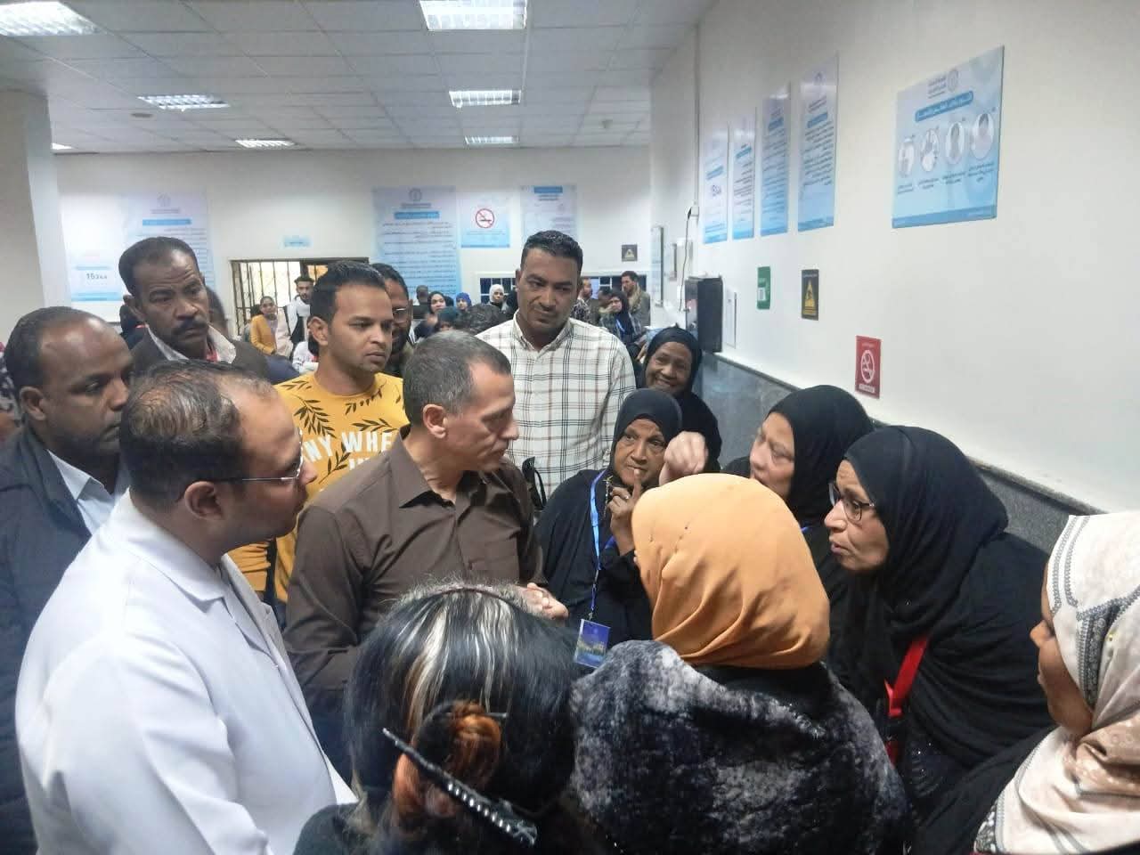 محافظ أسوان يفاجئ مركز الأورام بزيارة ميدانية  ويشدد على تقليل فترات الإنتظار وصرف العلاج فوراً