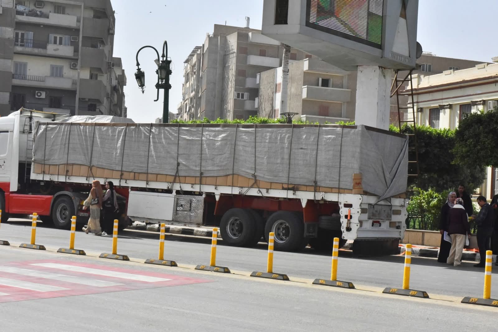 محافظ أسيوط: استمرار دعم الأسر الأولى بالرعاية واستلام 950 كرتونة مواد غذائية تمهيدًا لتوزيعها قبل رمضان