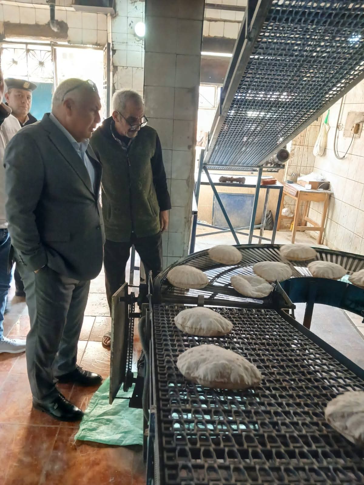 محافظ مطروح يفاجئ أحد المخابز وفرع الشركة العامة لتجارة الجملة بوسط المدينة ويحيل المتقاعسين للتحقيق 