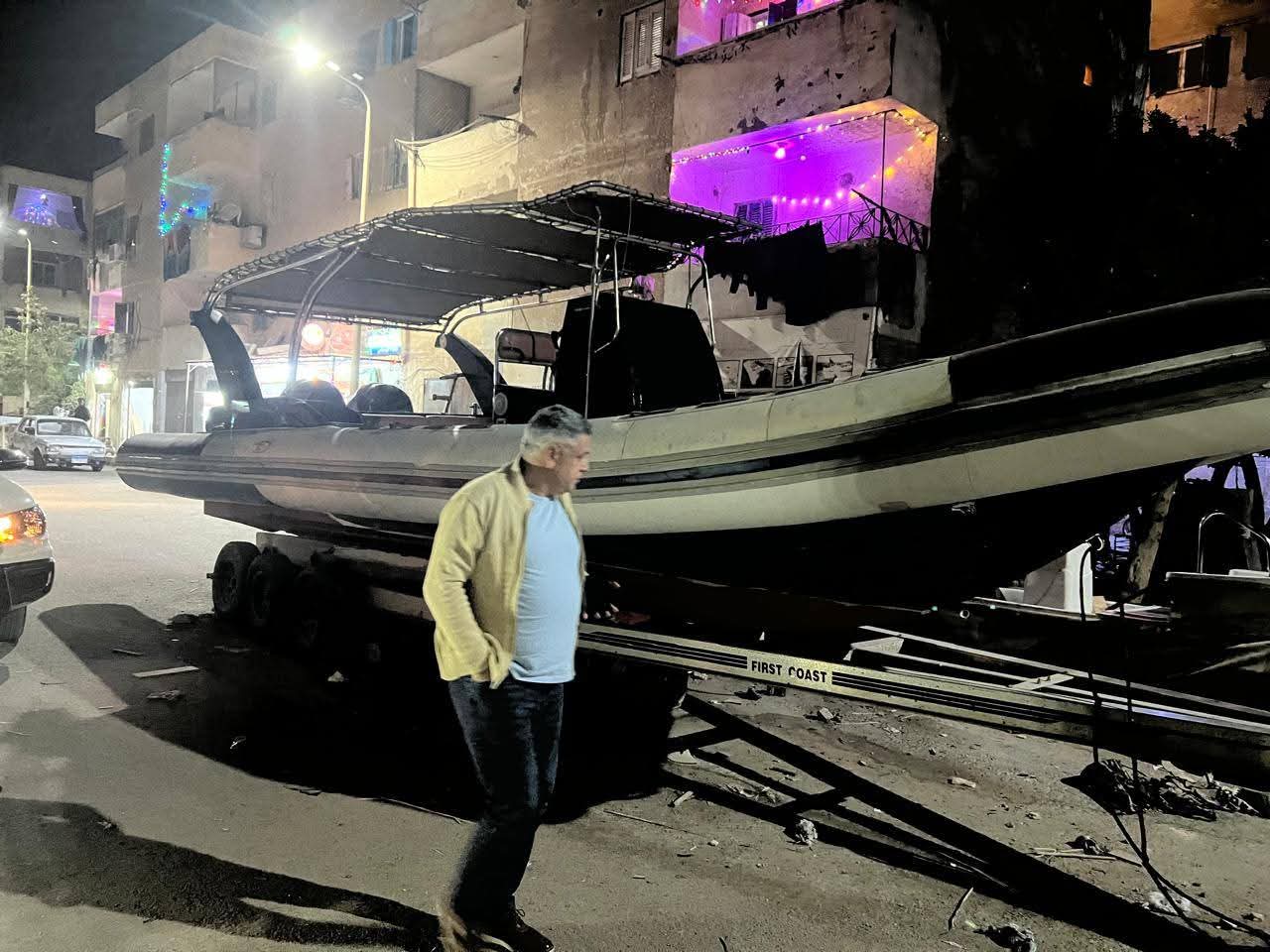 رئيس حي جنوب الغردقة يقوم برفع مركب مطاطي كبير الحجم إشغال بالطريق العام بمنطقة أبو النواس