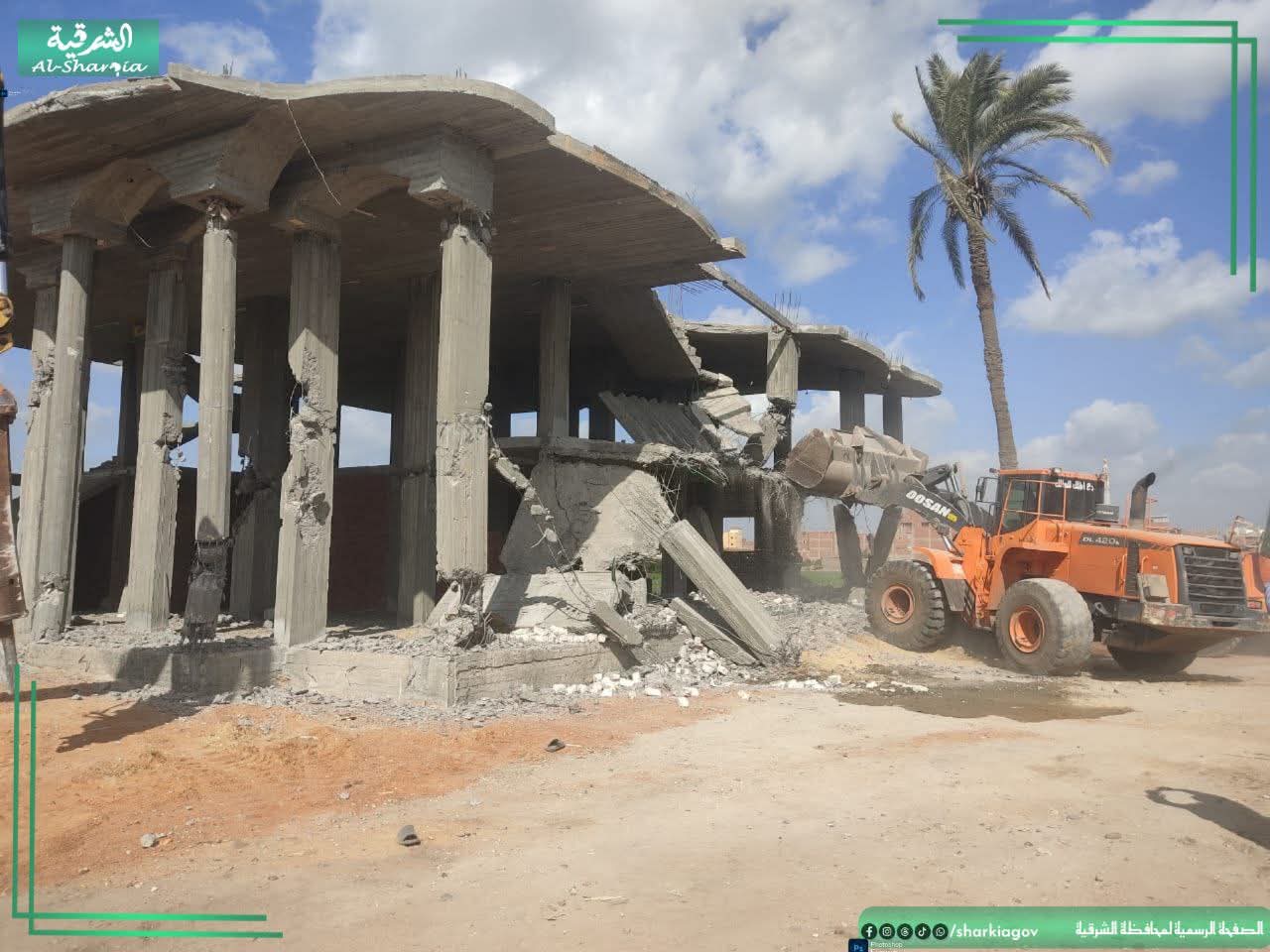 محافظ الشرقية يؤكد على عدم التهاون مع المعتدين بالبناء المخالف على الأراضي وتنفيذ الإزالات في المهد وتطبيق القانون على الجميع 