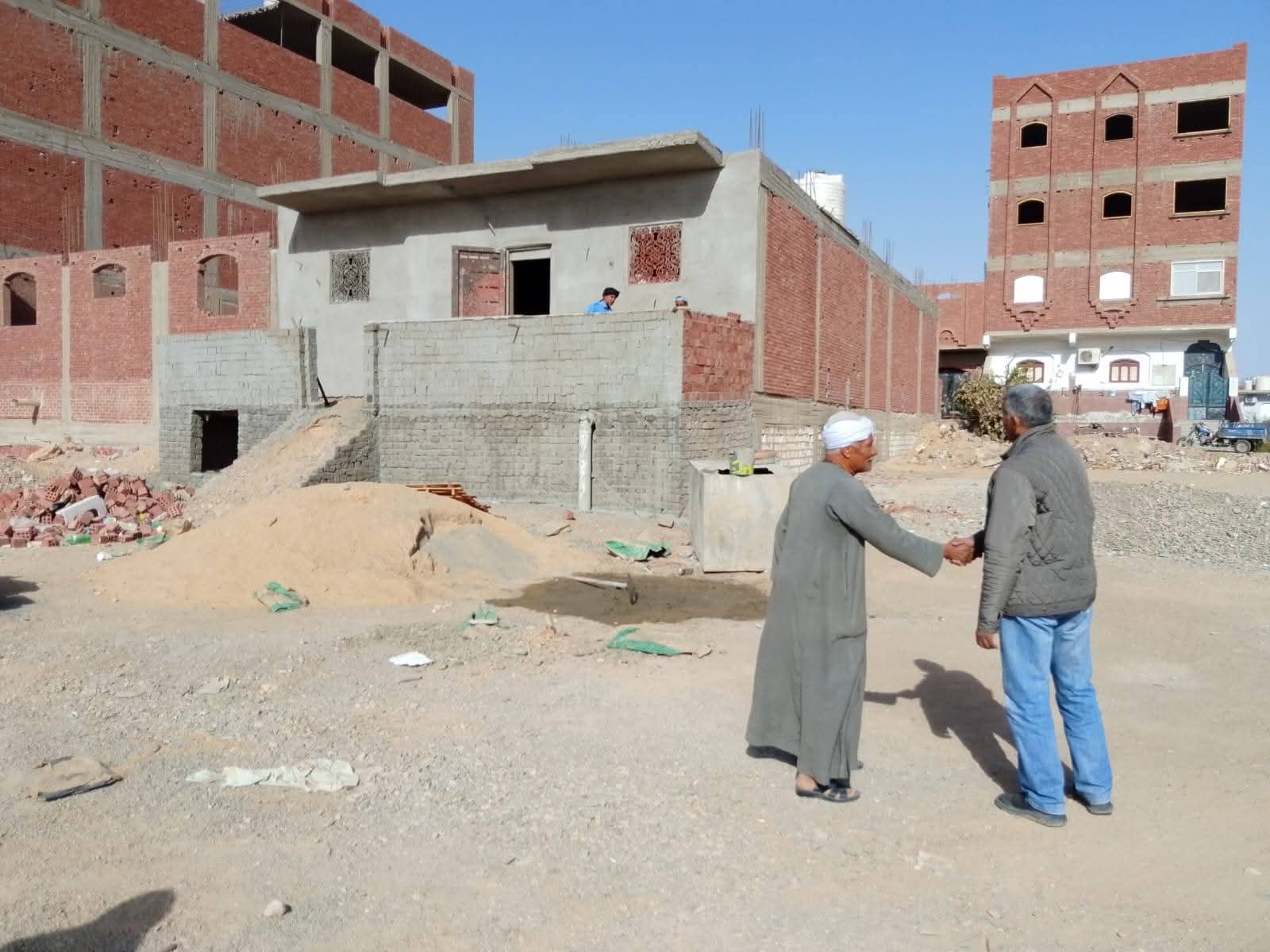 مرور ميداني لرئيس مدينة القصير لمتابعة الموقف العام والتصدي لمخالفات البناء