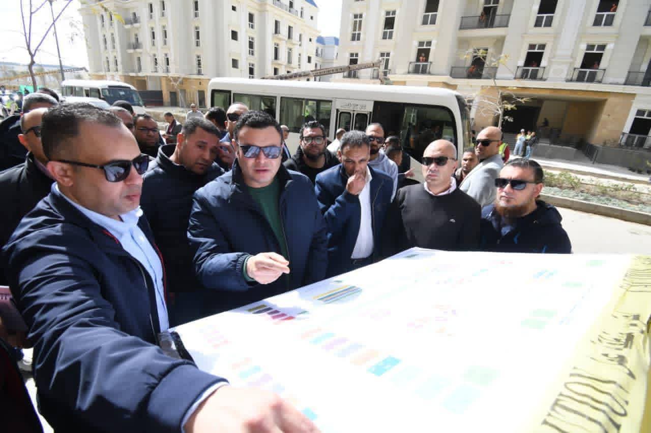 وزير الإسكان يتفقد العمارات السكنية بالحي اللاتيني وخزانات التكديس الجنوبية للمياه بالعلمين الجديدة