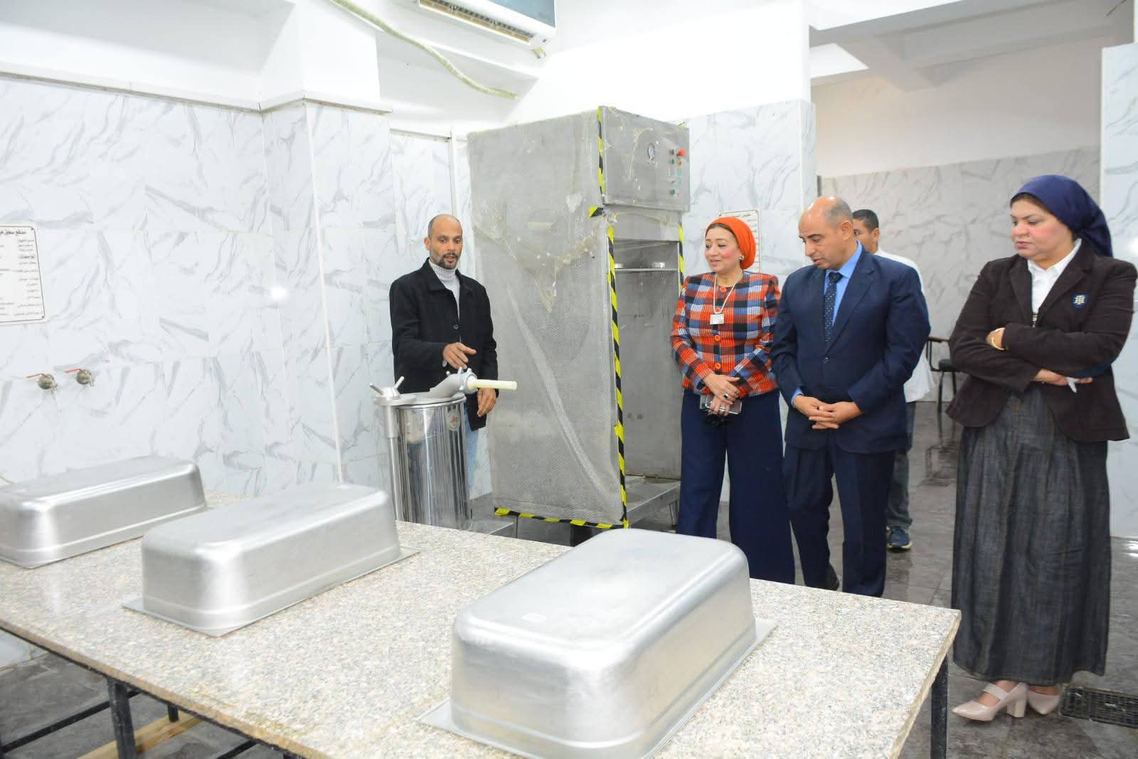 في إطار دعم الوحدات التطبيقية وتعزيز الدور المجتمعي لجامعة أسيوط نائب رئيس الجامعة يتفقد وحدة تصنيع منتجات اللحوم المجمدة بمستشفى الطب البيطري التعليمي