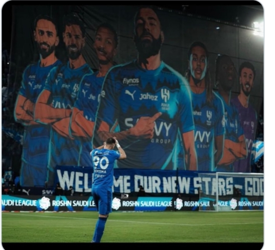 بنزيما يرد على "لافتة" جماهير الهلال السعودي 