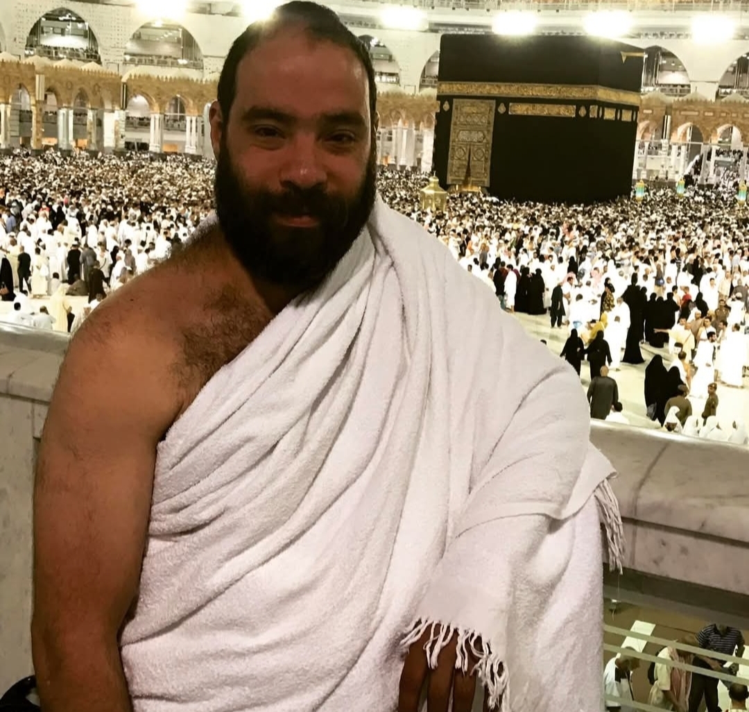 طاب والله ما أنا رادد» أول تعليق ساخر من وائل عوني بعد شائعة اعتناقه الإسلام