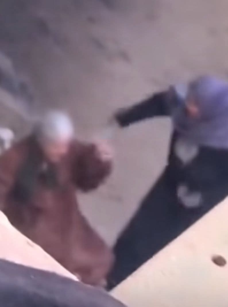 المتهمة بالتعدي بالضرب على والدتها المسنة بقرية بهنباي بمدينة الزقازيق تدعي أن ضرب امها المسنه جاء بدافع الخوف عليها