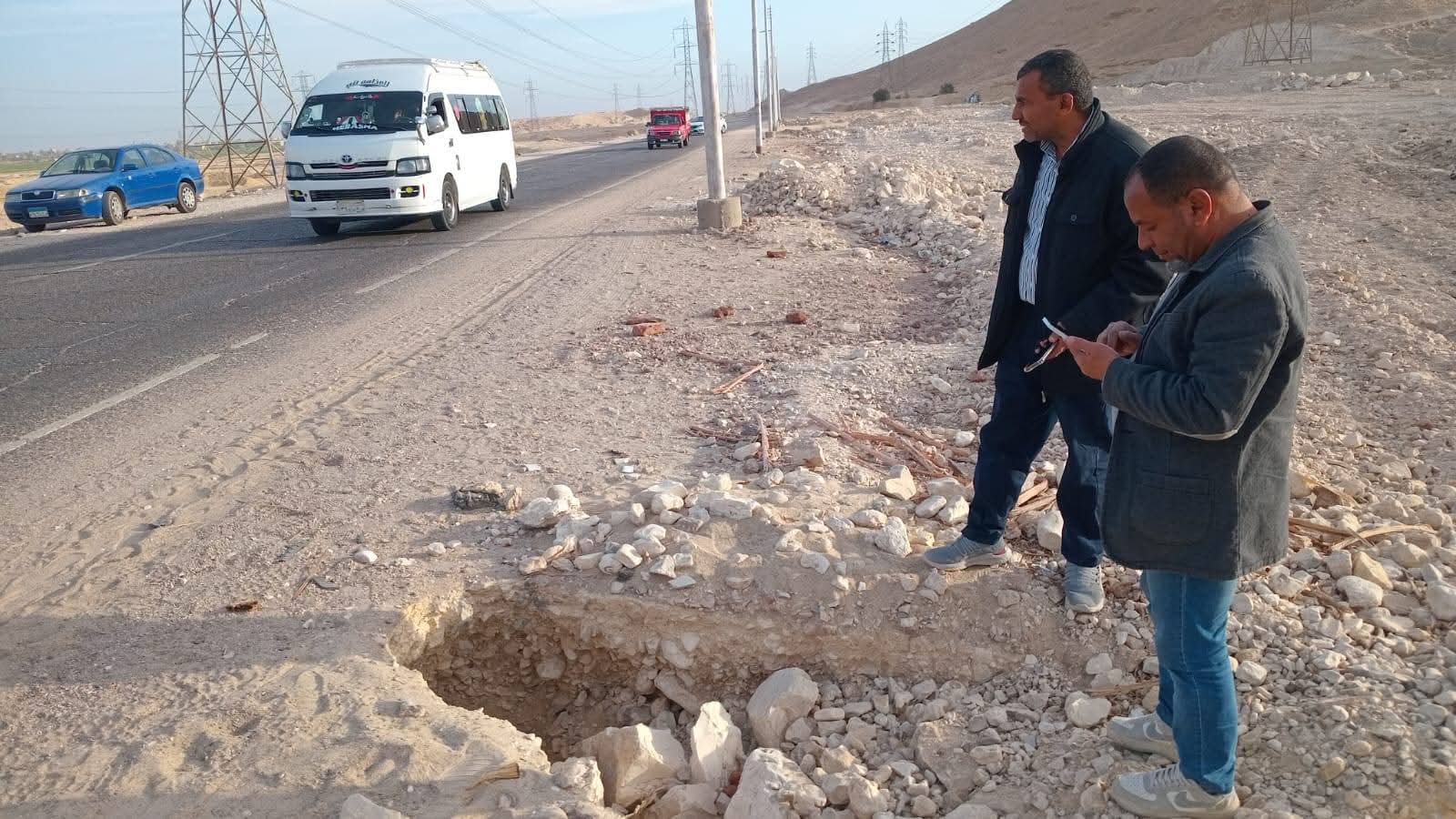 استجابة فورية للأهالي إصلاح هبوط أرضي بالطريق الصحراوي الغربي "قنا - المحروسة"