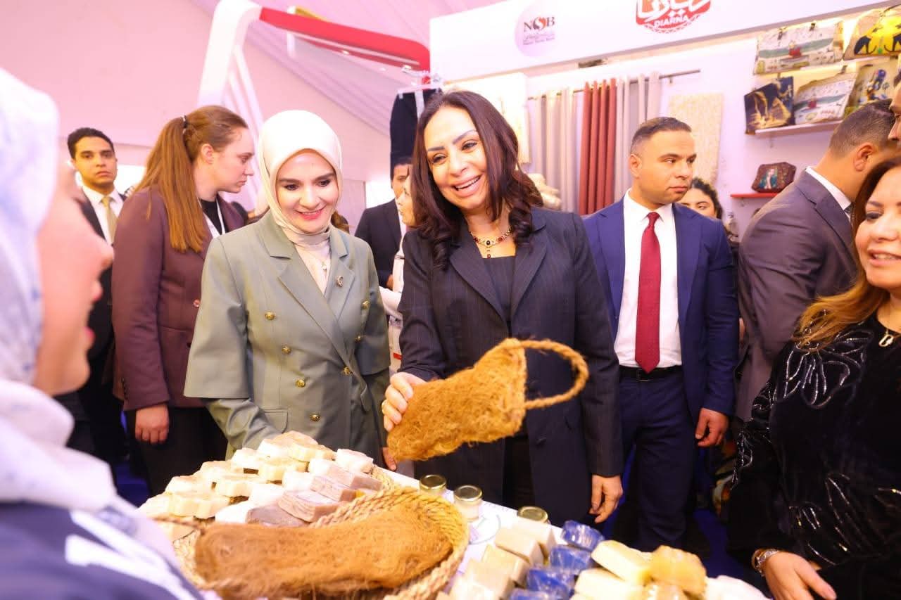 وزيرة التضامن الاجتماعي ووزيرة الأسرة والخدمات الاجتماعية التركية تتفقدان معرض "ديارنا للحرف اليدوية والتراثية" بمركز "سيتي ستارز التجاري" بمدينة نصر