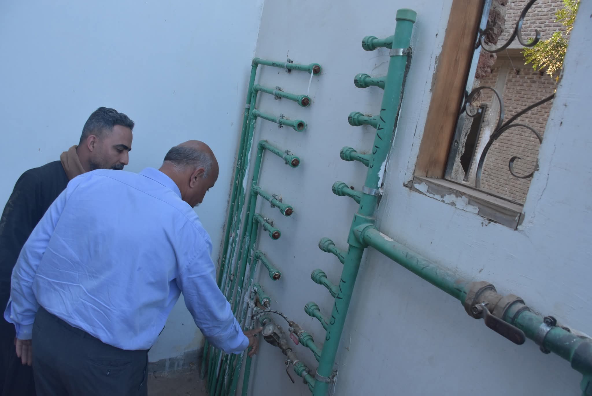 رئيس مياه الأقصر يتفقد الوصلات الخلسة ويتابع تصحيح أوضاع المخالفين بجزيرة أرمنت