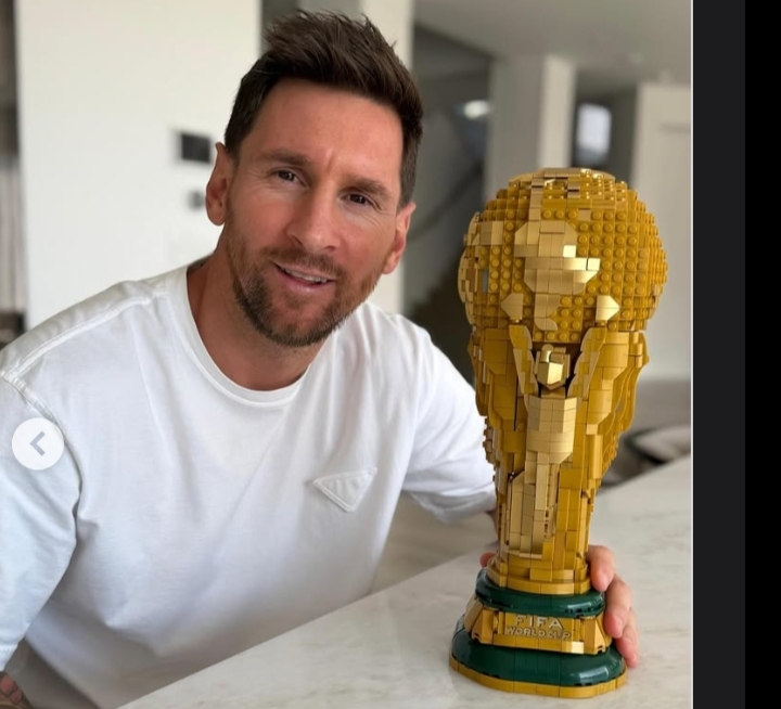 ميسي ينتهي من بناء مجسم لكأس العالم