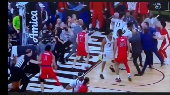 شجار عنيف في مباراة لكرة السلة الأمريكية ينتهي بطرد 6 لاعبين ودخول الشرطة إلى الملعب 