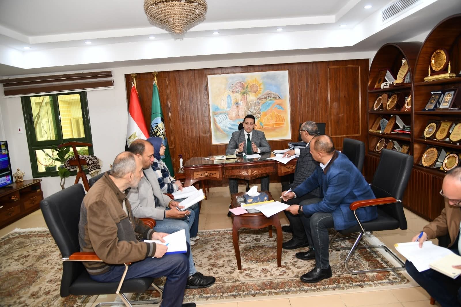 تنفيذًا لتوجيهات محافظ الفيوم نائب المحافظ يعقد اجتماعاً مع لجنة حصر ومراجعة مشروعات العيد القومي للمحافظة 