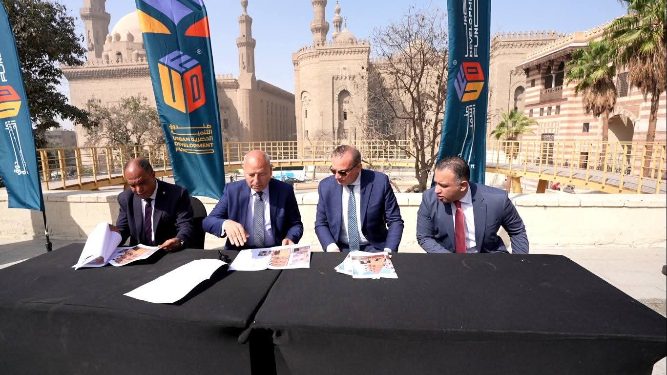 رئيس الوزراء يُتابع موقف إعادة تسليم وتسكين الأسر العائدة إلى وحداتهم السكنية بعد انتهاء أعمال ترميم العقارات في منطقة "درب اللبانة" بالقاهرة التاريخية