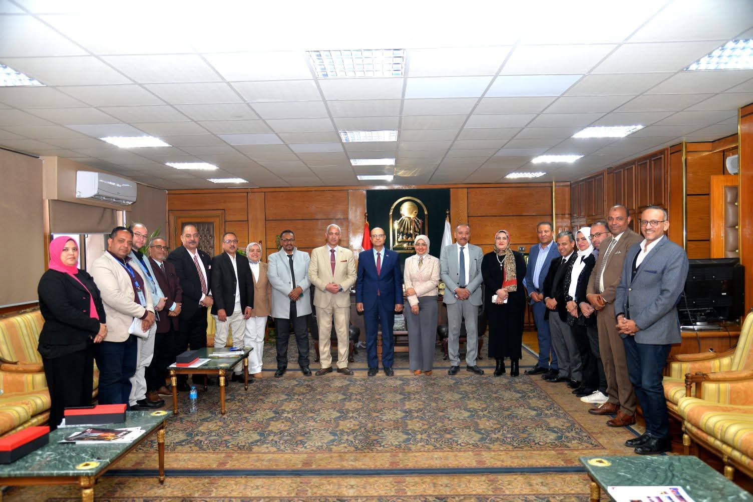 رئيس جامعة أسيوط يلتقي وفود الجامعات المشاركة في «ملتقى إبداع السابع» لكليات التربية النوعية ويشيد بنجاحه تزامنًا مع ختام فعالياته