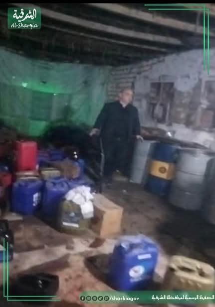 ضبط مصنع غير مرخص لقيام أصحابه بإعادة تدوير زيوت سيارات مستعملة ومجهولة المصدر خلال حملة تموينية مفاجئة بمركز أبو كبير