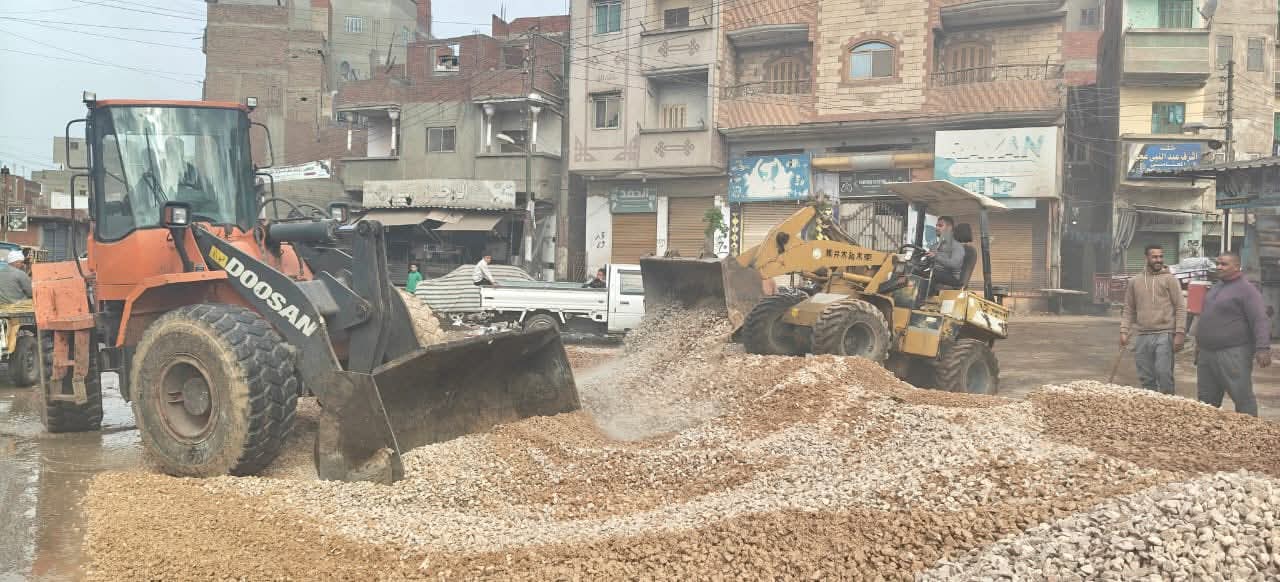 محافظ كفرالشيخ يتابع أعمال رفع كفاءة الطرق بقرية أبو علي بدسوق ضمن مبادرة «تأهيل الطرق» بالمحافظة مشيدًا بالمشاركة المجتمعية