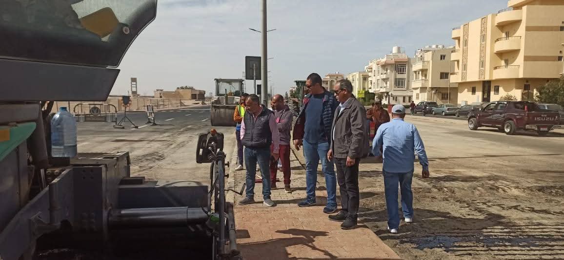 رئيس المدينة يتابع أعمال إعادة رصف المنطقة أمام مجمع الإعلام عقب إصلاح خط المياه التالف