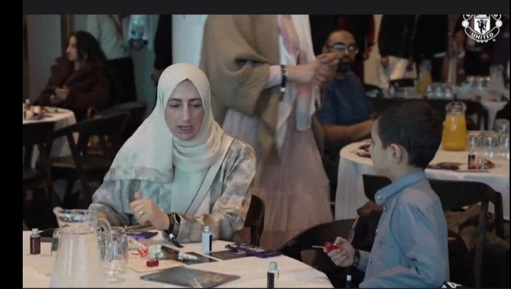 بحضور لاعب عربي.. فريق "الشياطين الحمر" يقيم إفطارا جماعيا للمسلمين