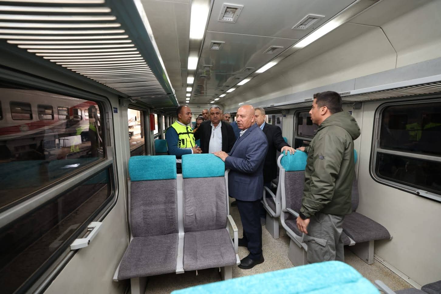 وزير النقل يتفقد ورش كوم أبو راضى وشركة كولواي مصر و يتناول وجبة الافطار مع عدد كبير من العاملين والمهندسين بالورشة 