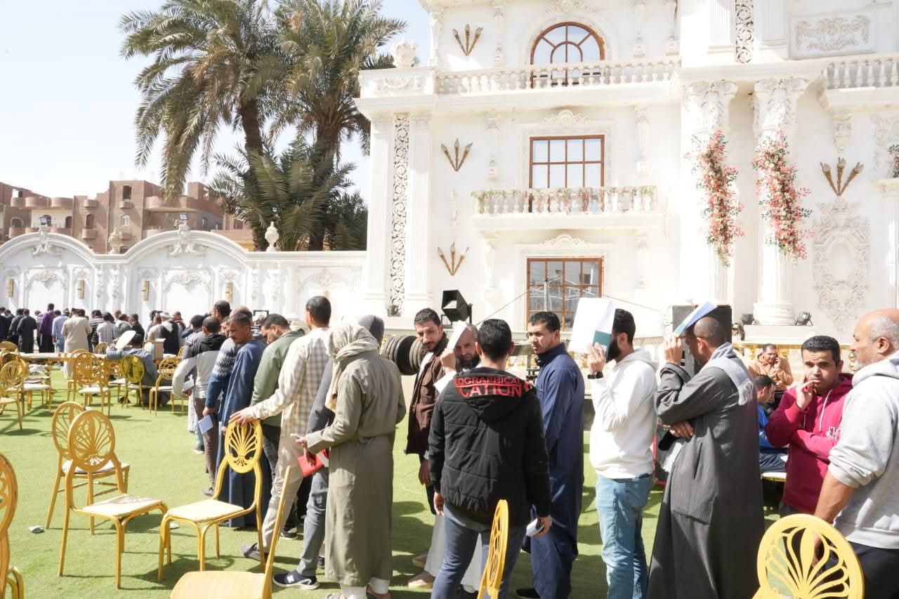 وزير العمل يتفقد اختبارات 2800 عامل من المرشحين لموسم الحج على مهنة "جزار"