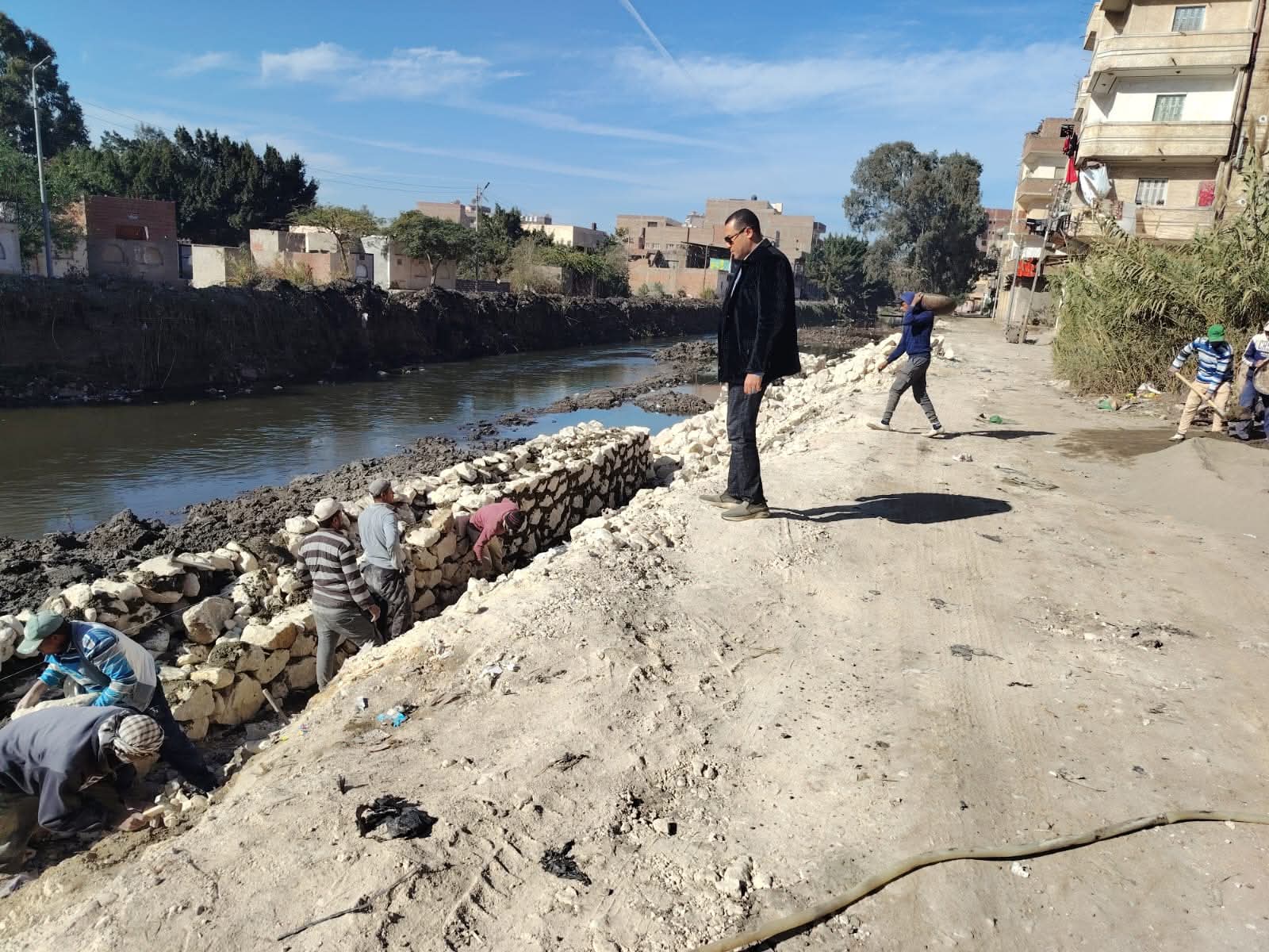 محافظ كفرالشيخ يتابع أعمال تبطين ترعة القضابة بفوه