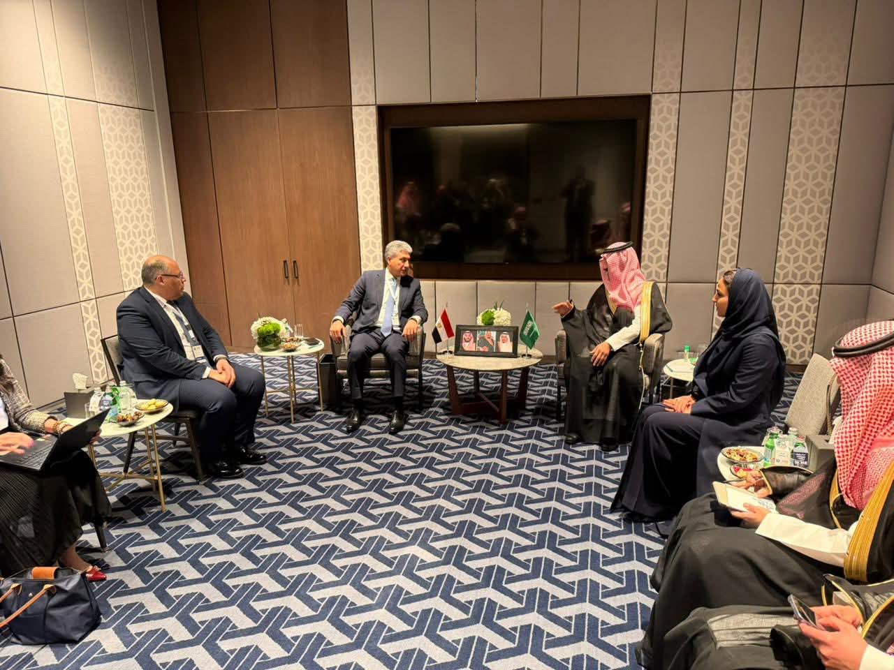 وزير السياحة والآثار يبحث مع وزير السياحة السعودي سبل تعزيز التعاون بين البلدين في مجال السياحة
