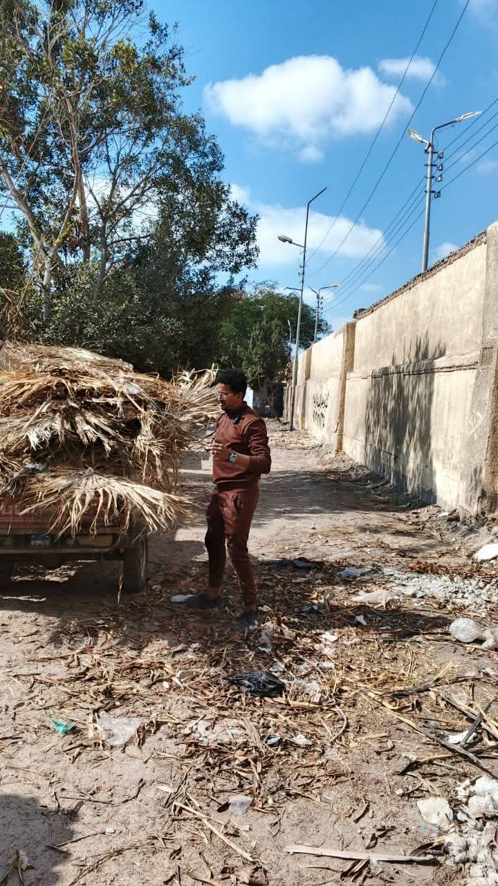 حملة نظافة مكبرة بمقابر الشهداء بحي ثانِ الإسماعيلية لرفع المخلفات