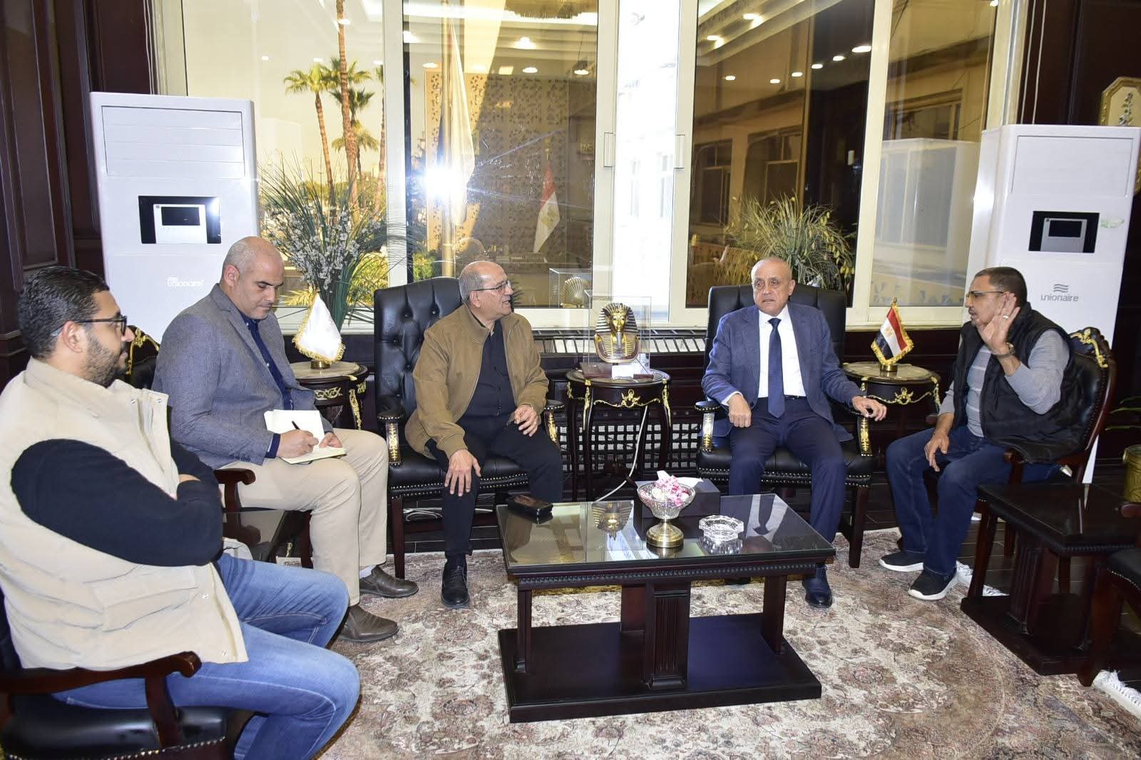 محافظ الأقصر يستقبل رئيس الشركة القابضة لمياه الشرب والصرف الصحي لمتابعة مشروعات حياة كريمة