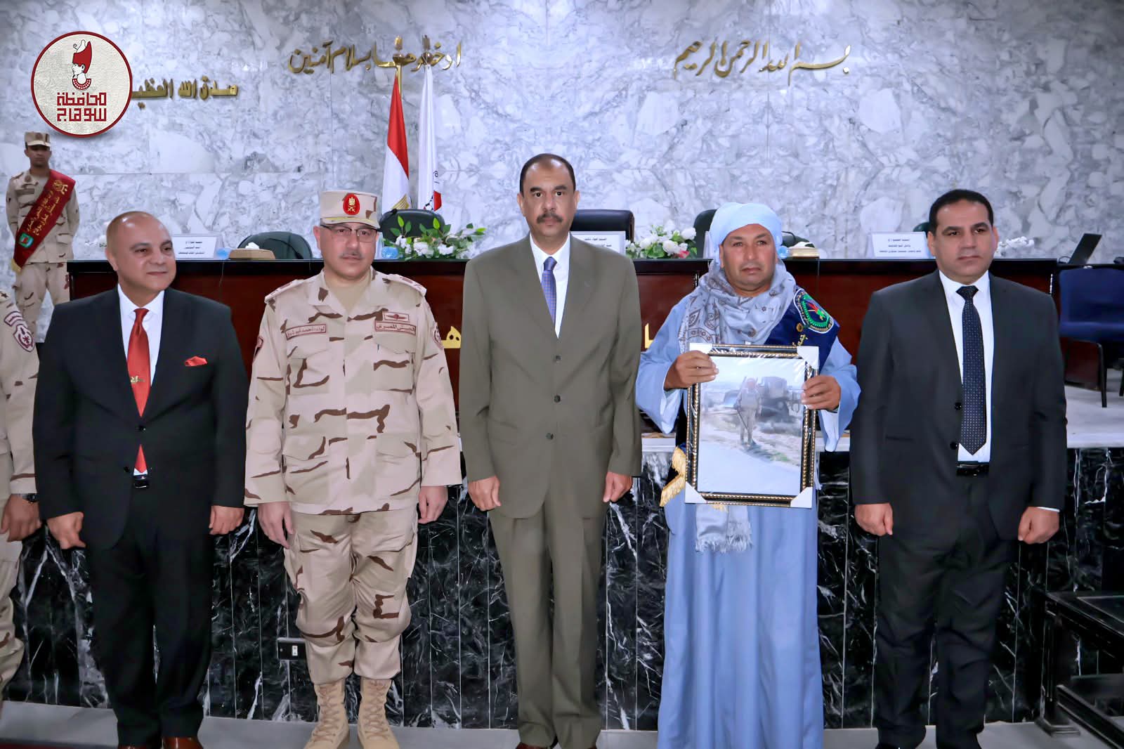 محافظ سوهاج ومدير جمعية المحاربين القدماء ومدير الأمن يكرمون أسر الشهداء ومصابي العمليات الحربية