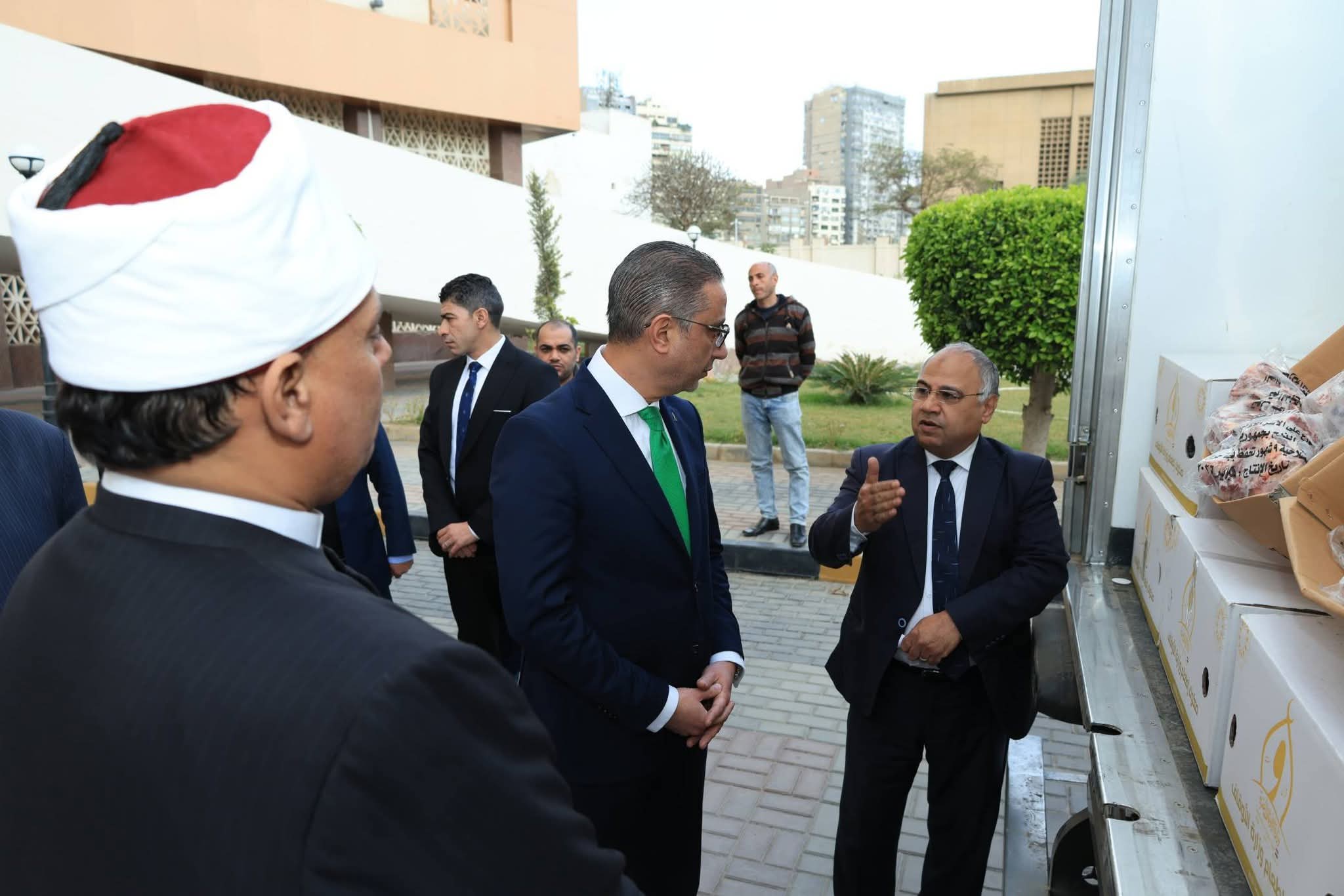 محافظ الجيزة يشهد تسلُّم 4 أطنان لحوم دفعة جديدة من صكوك «الإطعام» لتوزيعها على الأسر الأولى بالرعاية