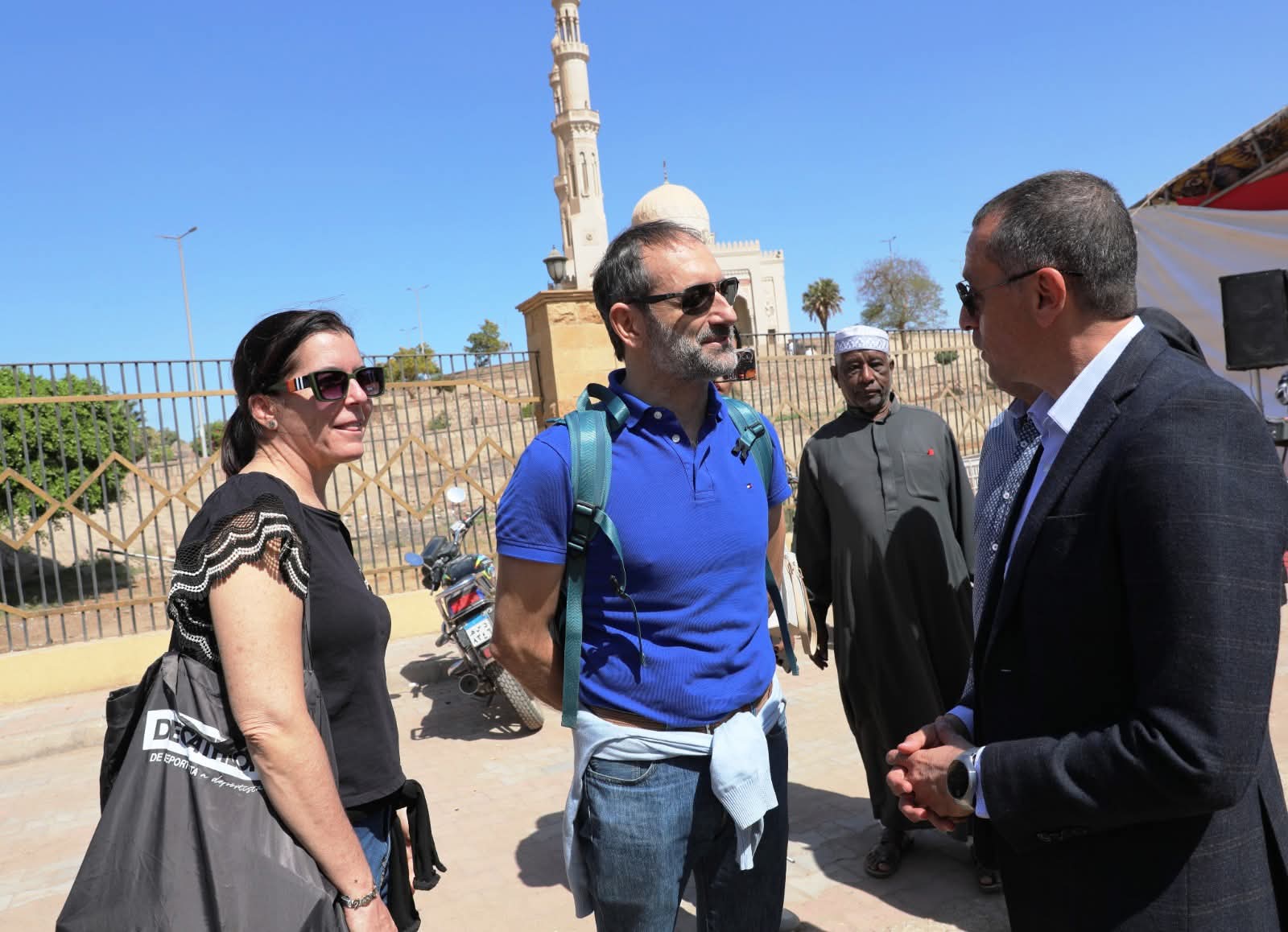 محافظ أسوان : تطوير شامل لمسجد الطابية وإعادة المشهد البصرى للمحيط العمرانى بالإضاءة المبهرة ليلاً بفكر إحترافى يجمع بين الدقة الهندسية والحس الجمالى 