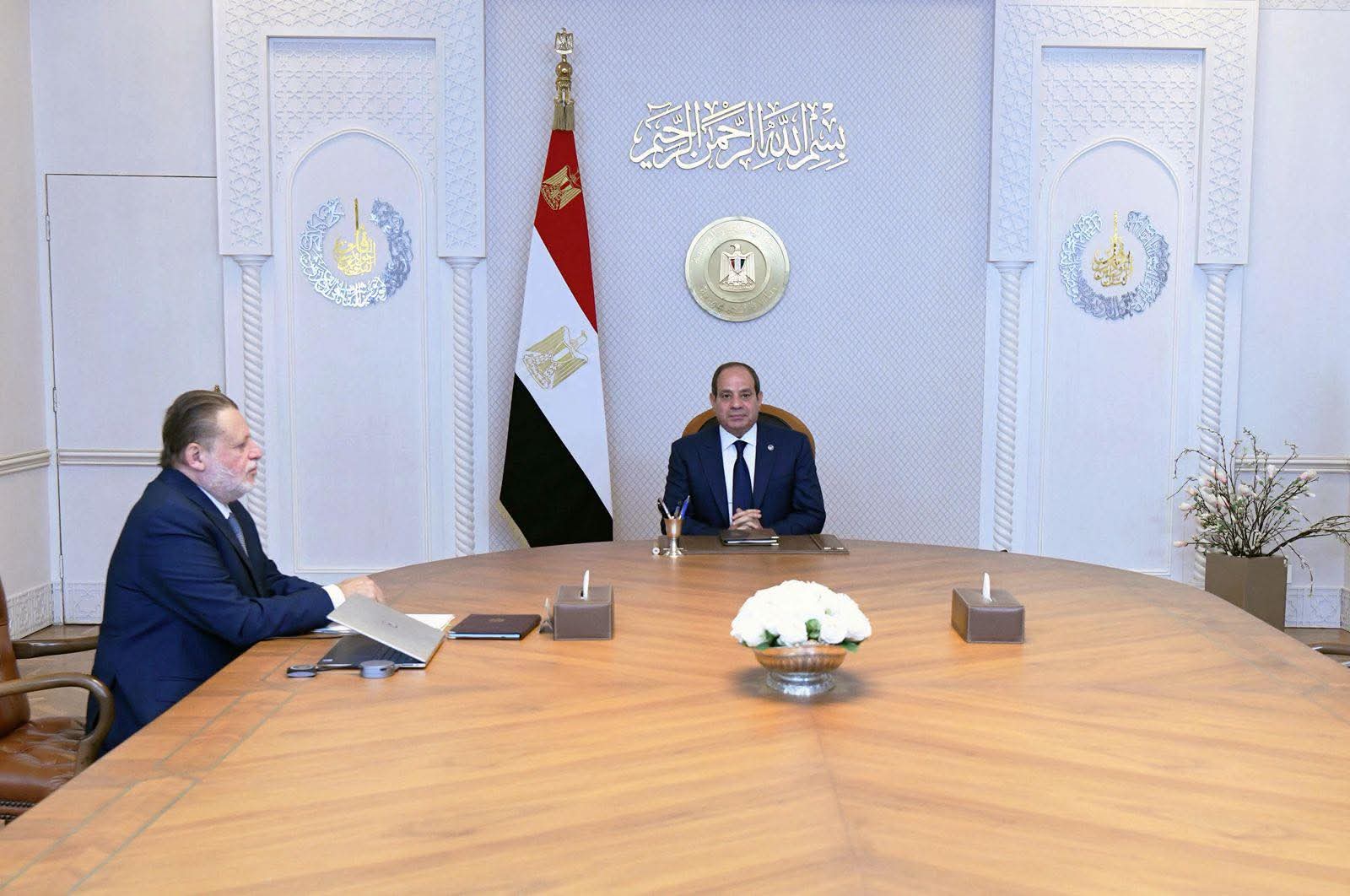 السيسي يجتمع مع محافظ البنك المركزي المصري الاجتماع تناول تطورات وإنجازات القطاع المصرفي والسياسة النقدية خلال عام ٢٠٢٥