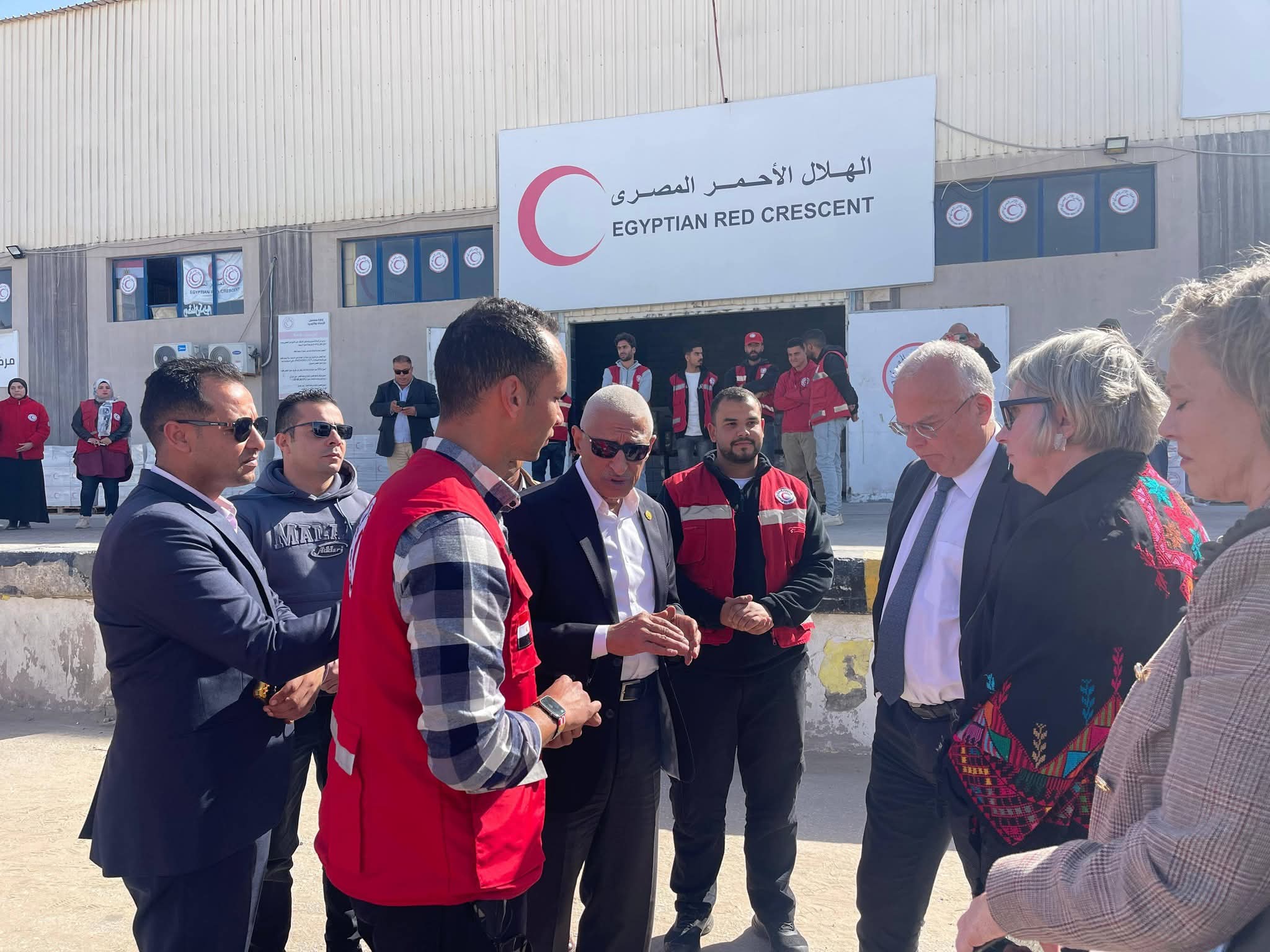 محافظ شمال سيناء يصطحب سفيري السويد وفنلندا لزيارة مخازن المساعدات اللوجيستية للهلال الأحمر المصري بالعريش