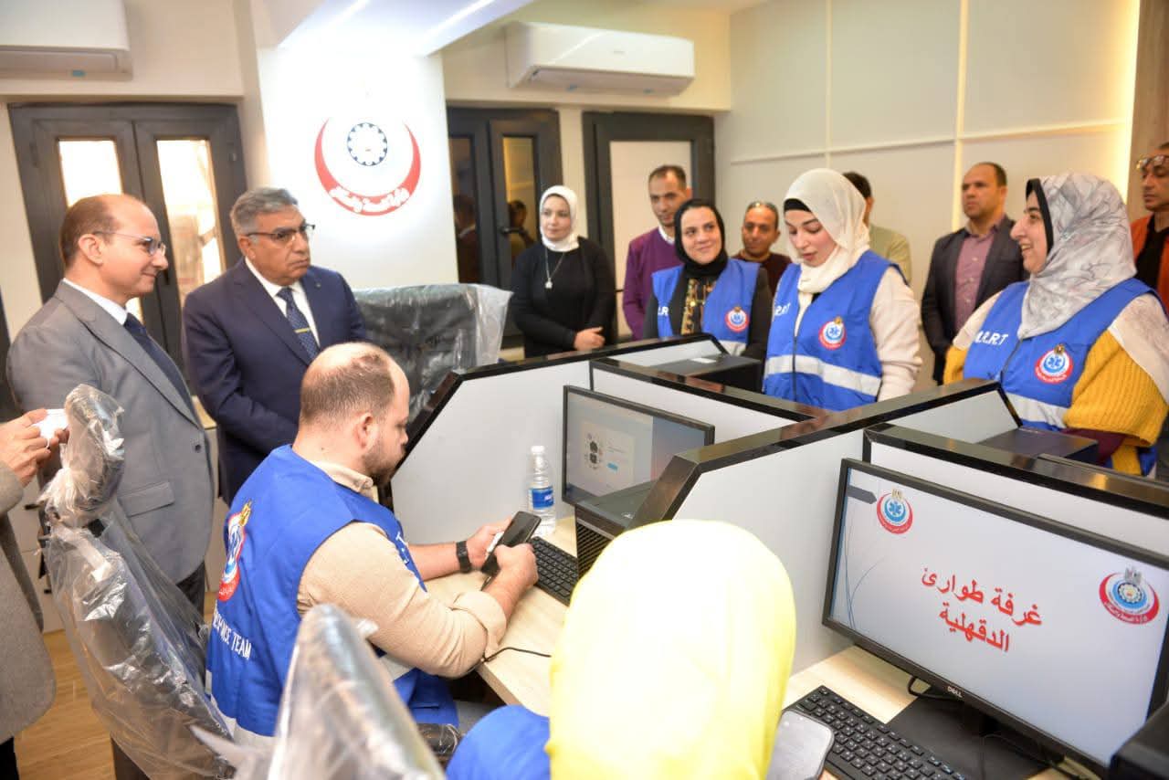 محافظ الدقهلية يتفقد غرفة الطوارئ المركزية بمديرية الصحة
