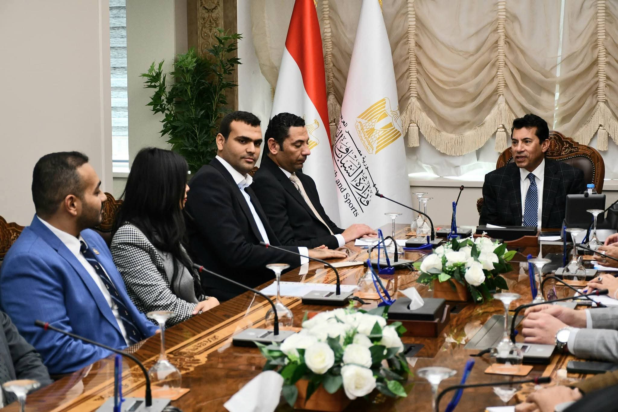 وزير الشباب والرياضة يجتمع بالسادة نواب البرلمان خريجي برامج الوزارة للمحاكاة