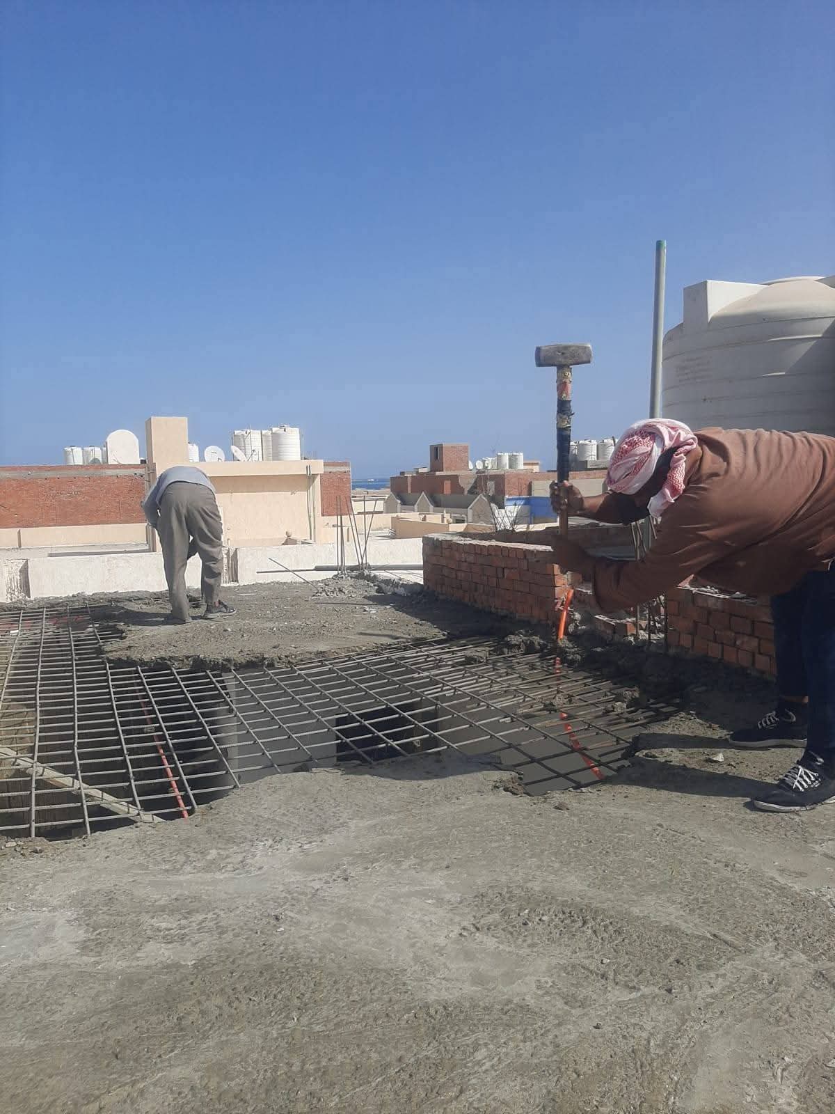 رئاسة حي جنوب الغردقة : إزالة شدة خشبية وسقف خرساني في المهد بمنطقة " الإنتر " 