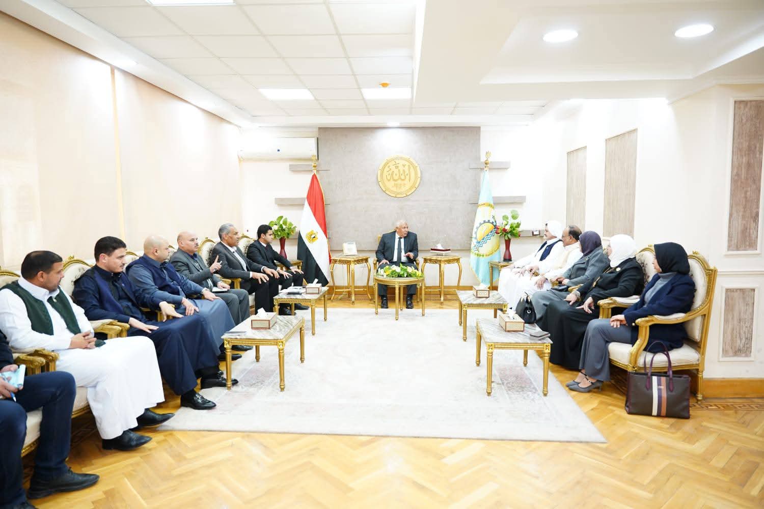 ناقش محافظ مطروح عدد من الملفات الهامة خلال لقائه اليوم السبت مع أعضاء الهيئة البرلمانية لمجلسى النواب والشيوخ بمطروح