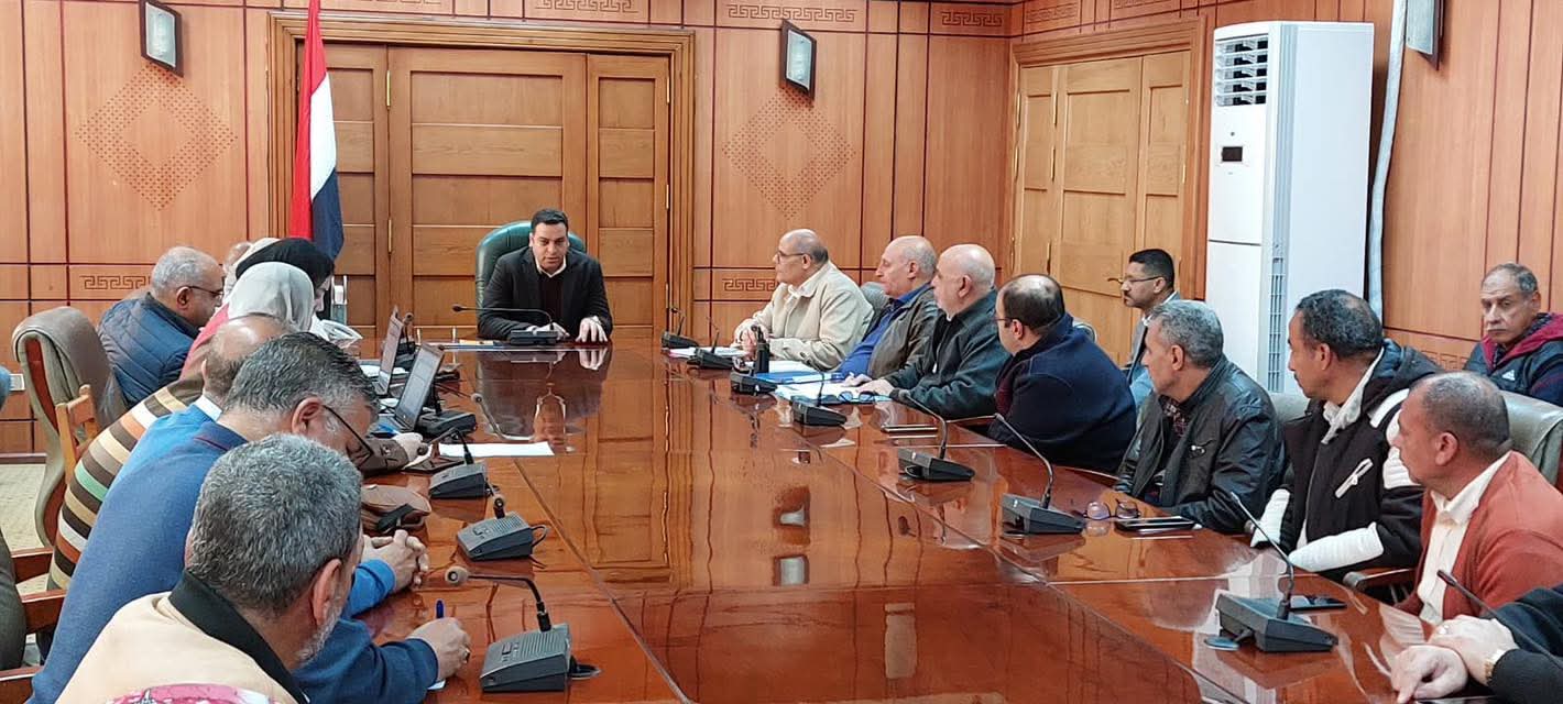 نائب محافظ بورسعيد يجتمع مع مسئولي شركة النظافة لمتابعة العمل بمنظومة النظافة بالمحافظة 