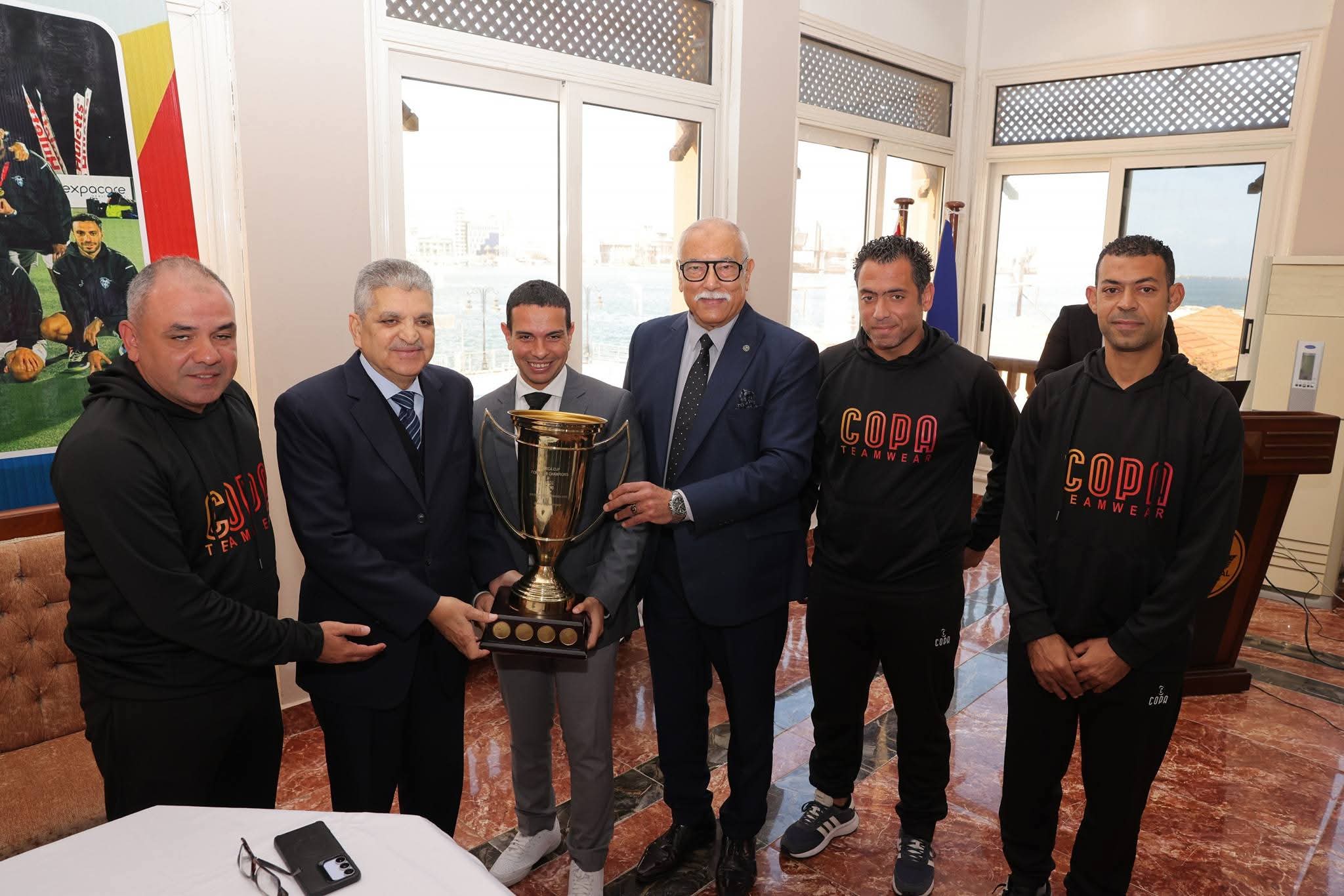 في احتفالية رياضية الفريق أسامة ربيع يكرم فريق الهوكي بنادي بورفؤاد الرياضي بعد تتويجه بطل إفريقيا للأندية 