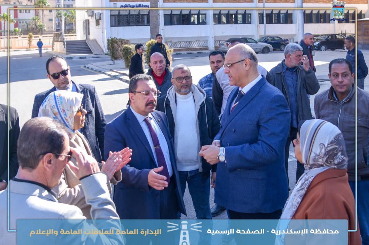 أجرى المهندس أيمن عطية محافظ الإسكندرية صباح اليوم زيارة ميدانية لمتابعة وبحث أزمة تكدس مرافقي المرضى أمام مستشفي الشاطبي